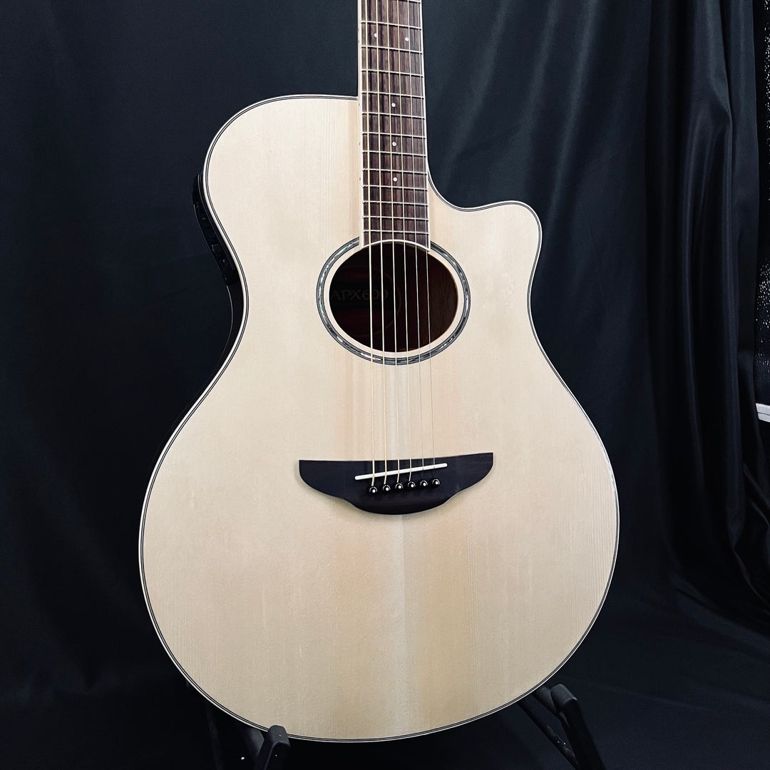 APX600 Concert Natural Gloss w/ Cutaway and Electronics – Shop